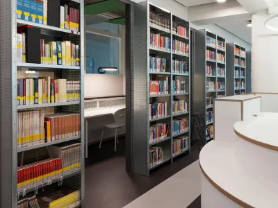 Stalen boekenkast met stalen zijwanden symmetrisch opgesteld.
