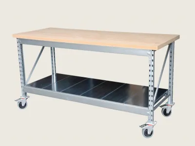 Sterke verrijdbare werkbank met massief MDF werkblad.