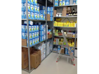 Voorraadkast in magazijn voor opslag van over voorraad, dozen en kleine materialen.
