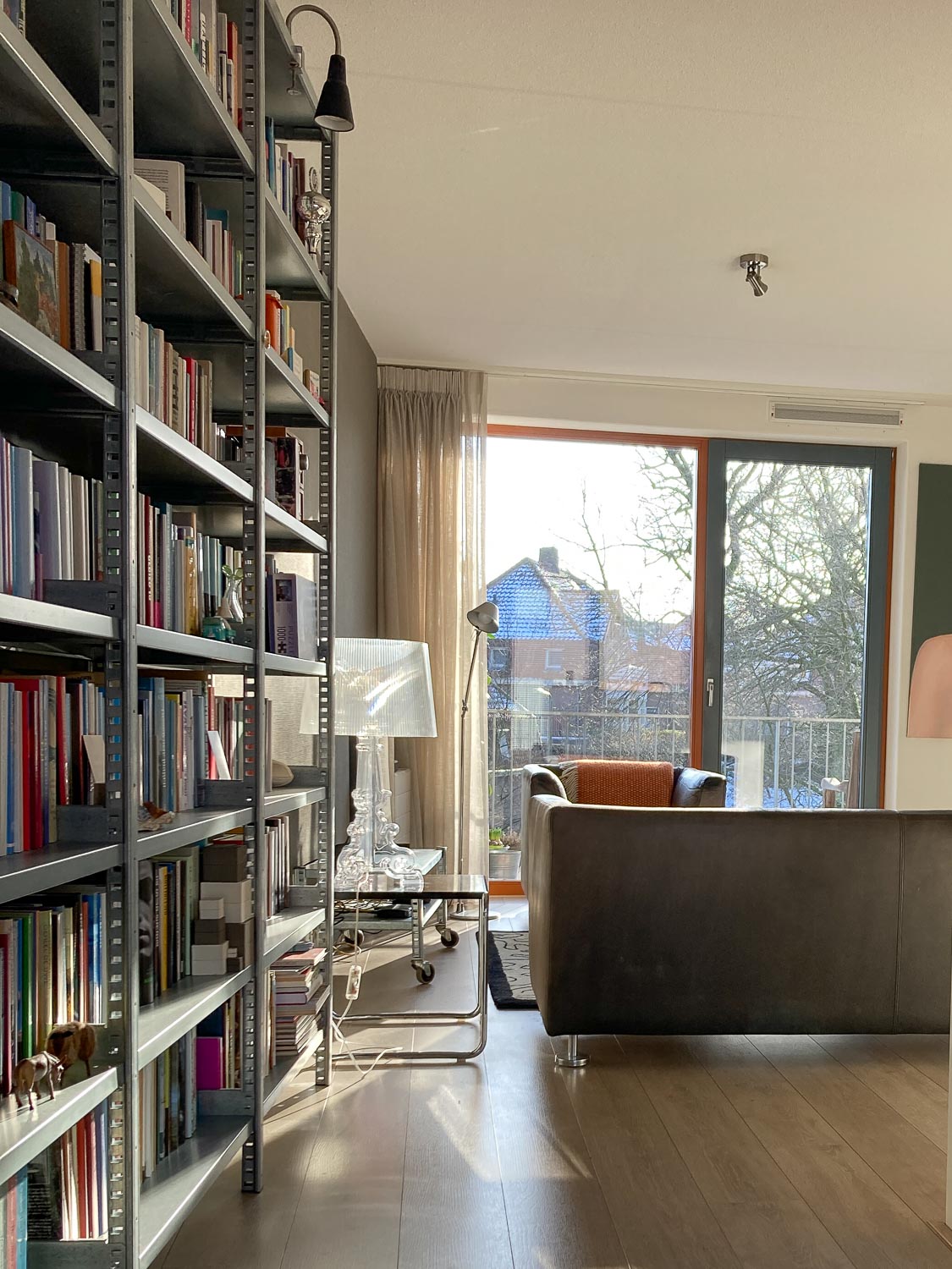 Industriële boekenkast als eyecatcher in luxe interieur