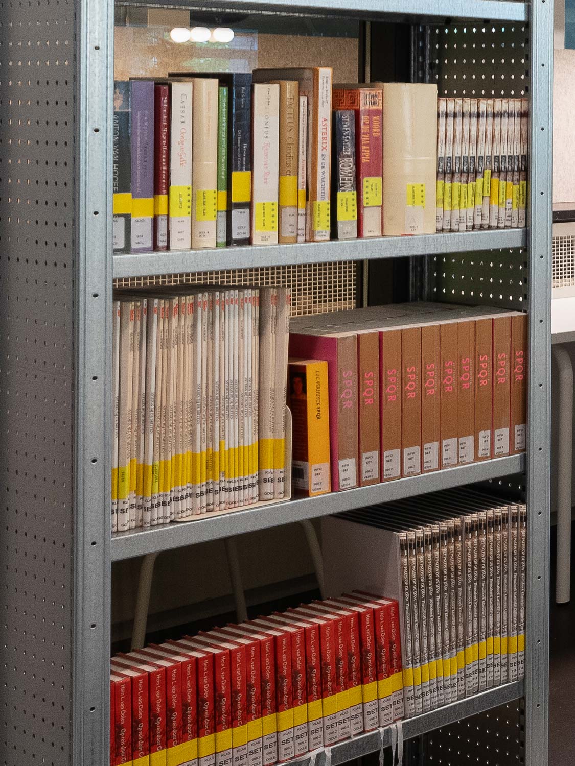 Metalen stellingkast met perforatiezijwanden voor boekenopslag in lyceum