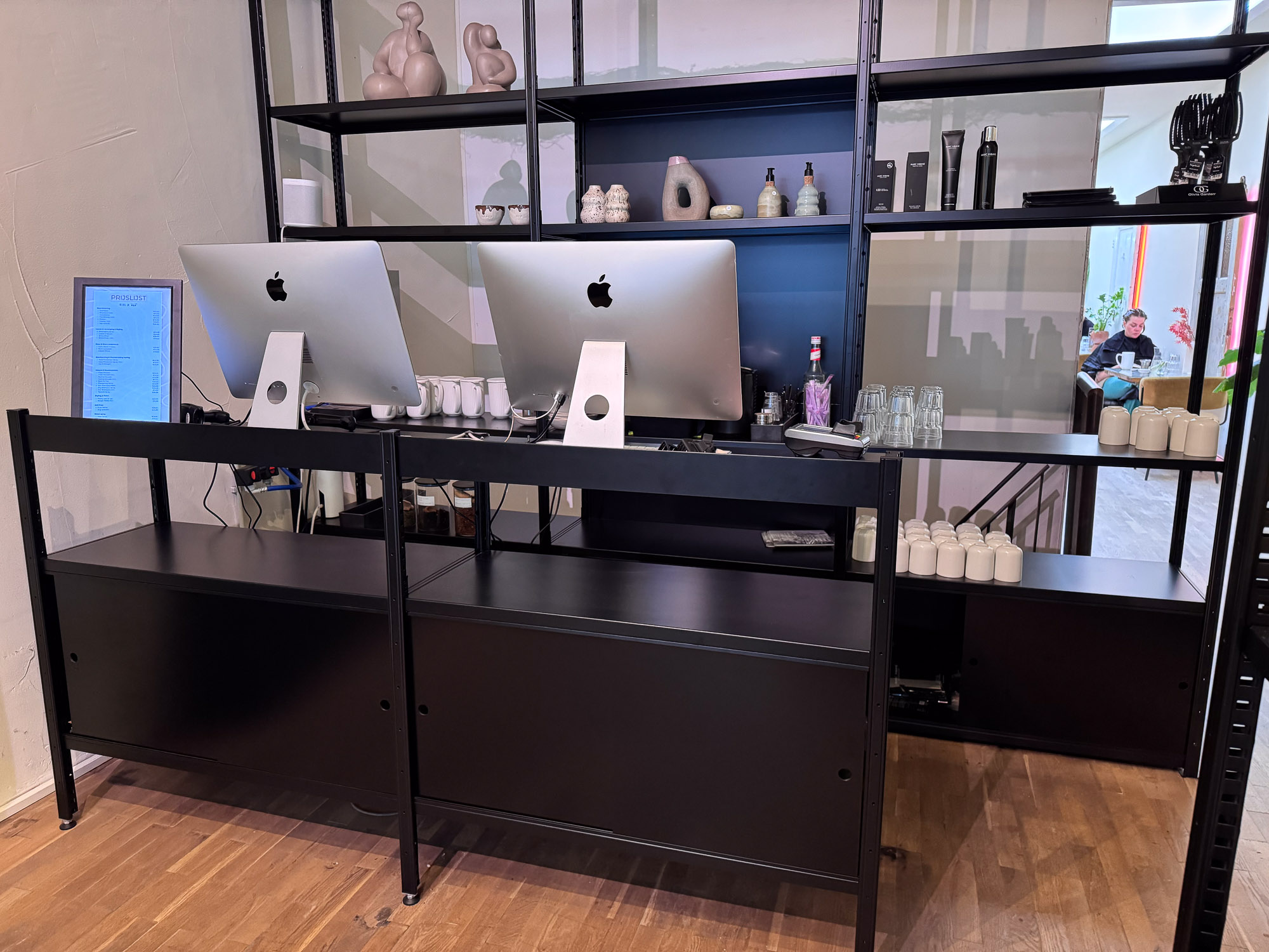 Op maat gemaakte verkoopbalie met computer en kassasysteem in kapsalon Beichies