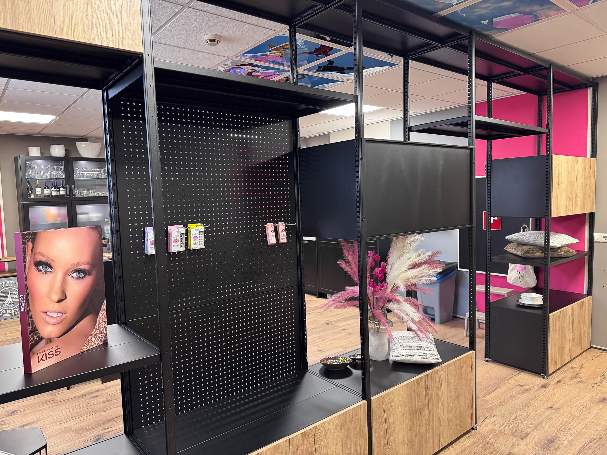 Achterzijde van roomdivider met decoratieve producten voor een sfeervolle uitstraling van de stellingkast