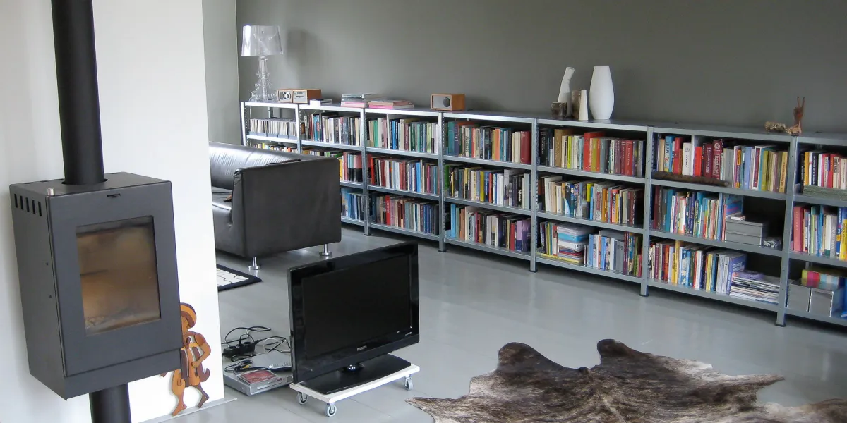 Metalen boekenkasten in stijlvolle woonkamer Metalen boekenkasten in stijlvolle woonkamer