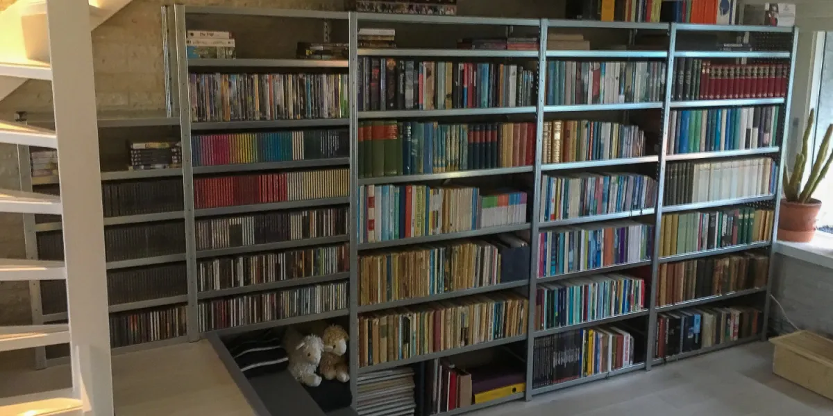 Stellingkast van zeven meter breed laten plaatsen als boekenkast