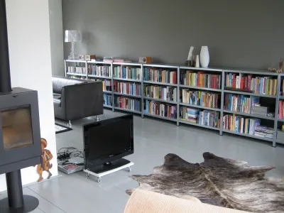 Metalen boekenkasten in stijlvolle woonkamer