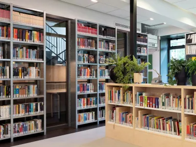 Mediatheek-inrichting voor Lyceum Sancta Maria in Haarlem
