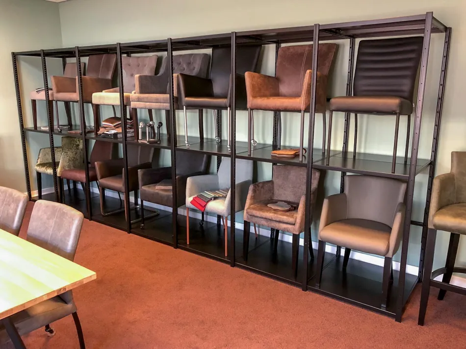 Zwarte presentatie stelling met stoelen.