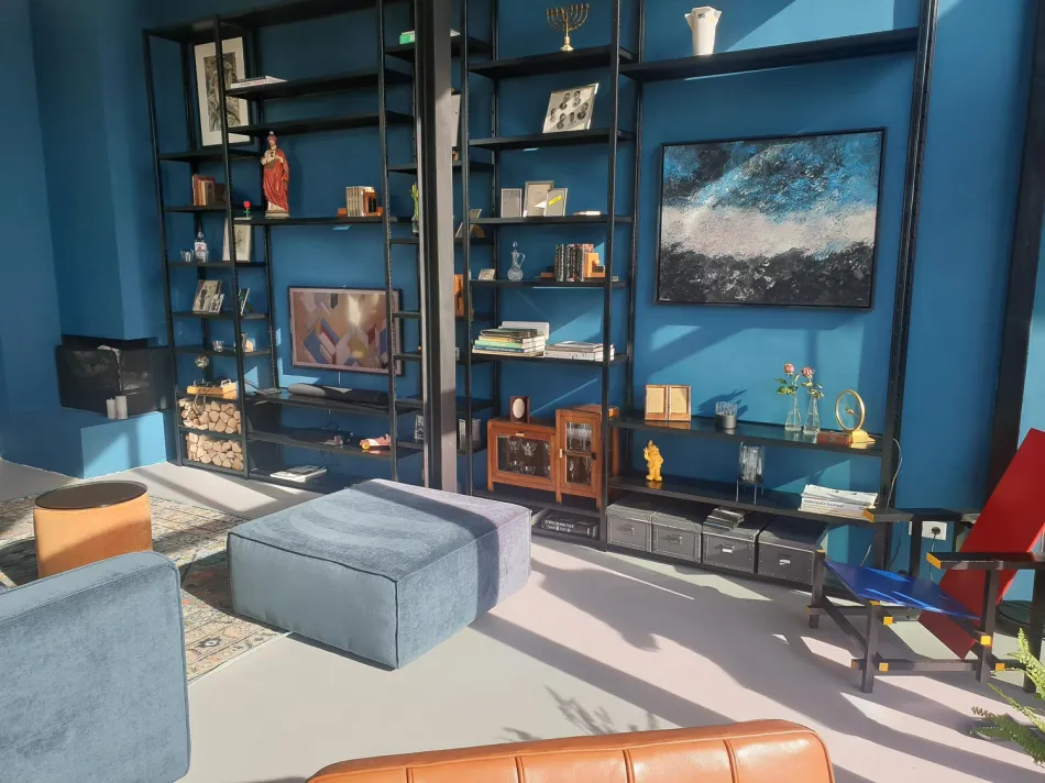Zwarte stellingkast in stijlvol  en modern ingerichte woonkamer.