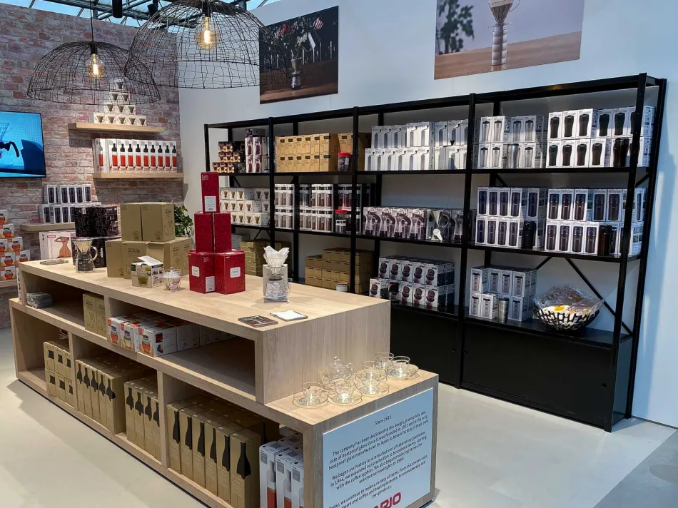showroom strak ingericht met zwart gecoate stellingkasten