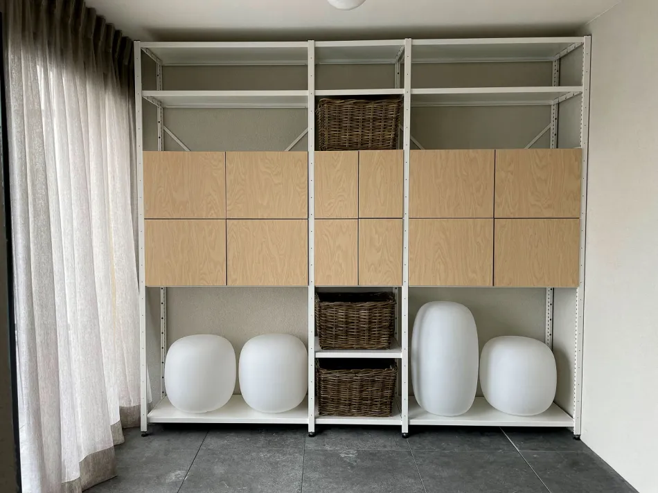 Design stellingkast in wit gecoat met eiken deurensets