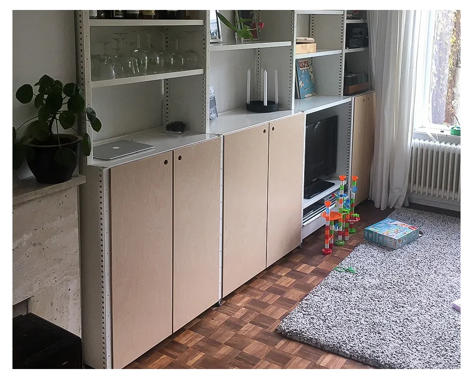 Witte stellingkast met verspringing in de diepte van 40cm diep naar 30cm diep.